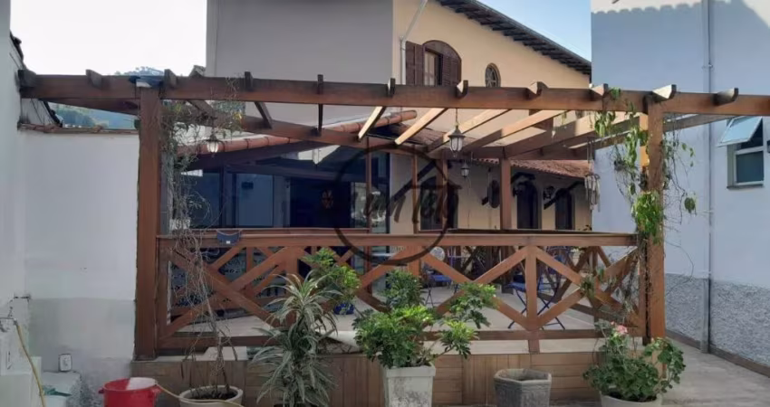 Oportunidade única no coração do Bandeirantes! Casa incrível em localização privilegiada, em frente à principal praça do bairro!