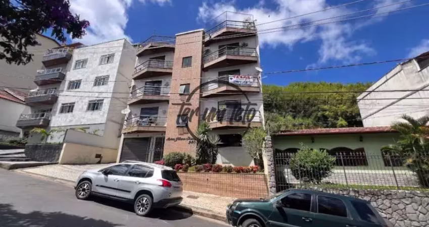 Apartamento à venda no bairro mais charmoso de juiz de fora! 3 quartos (1 suíte), sala 2 ambientes, copa, cozinha com armários, garagem coberta e fácil acesso!!!