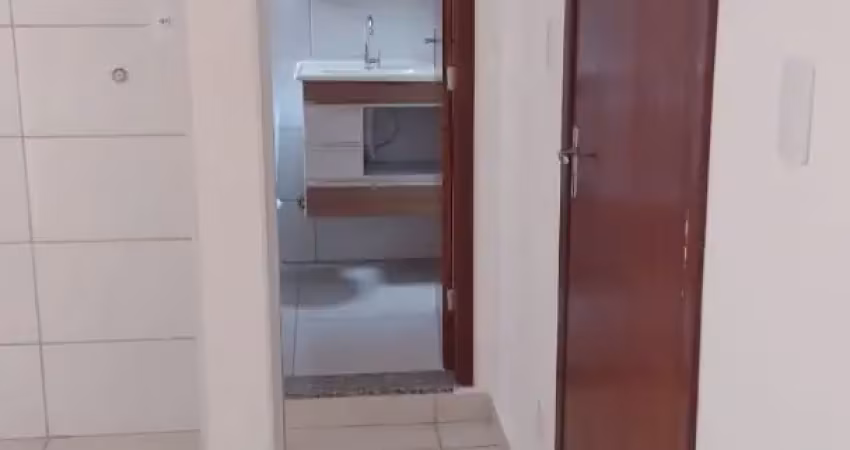 Aluga-se apartamento de 1 quarto em ótima localização na cidade do sol. prédio familiar, tranquilo e aconchegante, com apenas 3 apartamentos por andar.