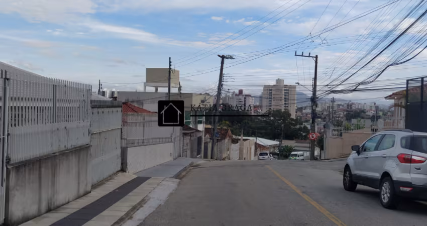 Casa com potencial construtivo á venda no bairro Estreito!!!!