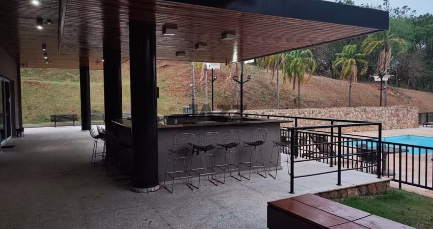 Casa à venda de 317m², com 3 quartos, 4 banheiros e piscina no condomínio Villa d'Aquila