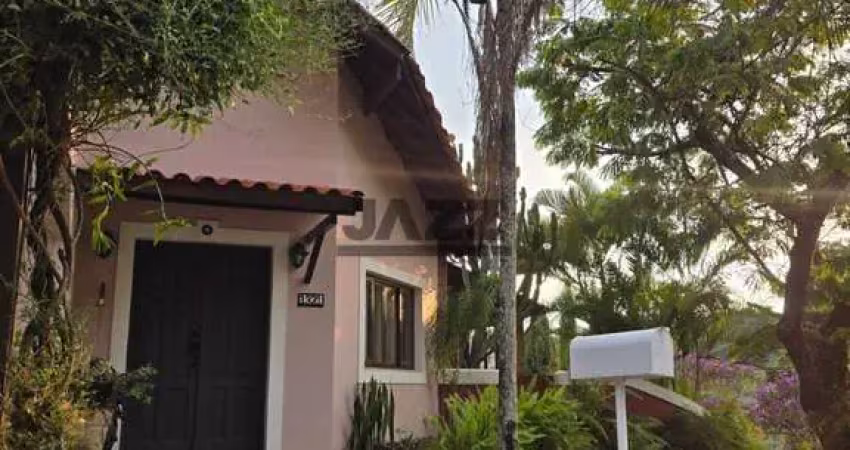 Casa de alto padrão  localizada no Condomínio Colinas de São Francisco com 3 suítes
