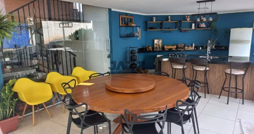 Casa à venda com 425m², 4 quartos, 3 banheiros e 3 vagas de garagem na Vila Italiana