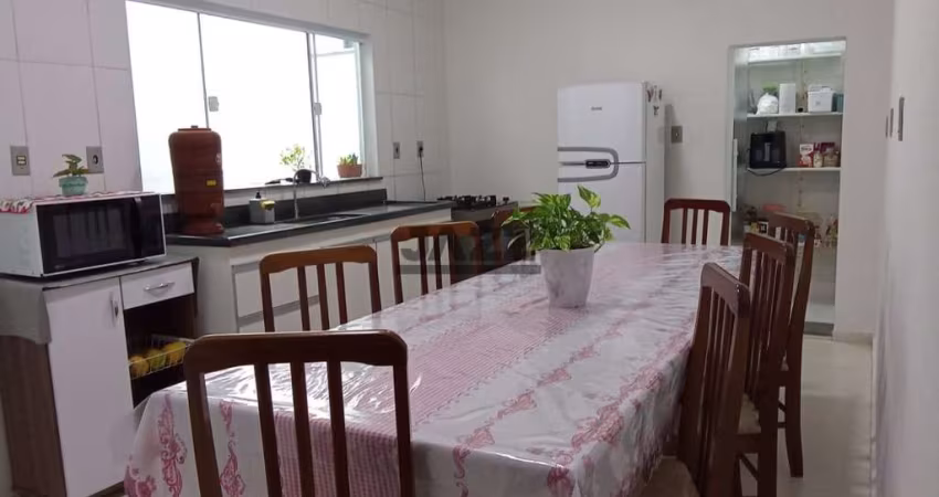 Casa térrea com três dormitórios e ótima localização em Amparo