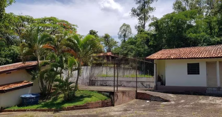 Chácara à venda de 4.900 m², com dois quartos, um banheiro e piscina, localizada no bairro Campestre