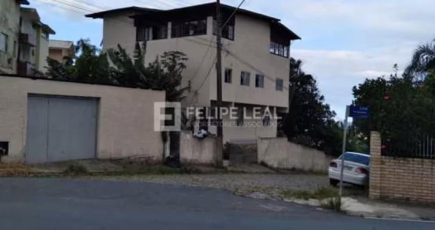 Prédio Residencial com Apartamentos /  Kitnet / Conjugados  em Ponta de Baixo  -  São José