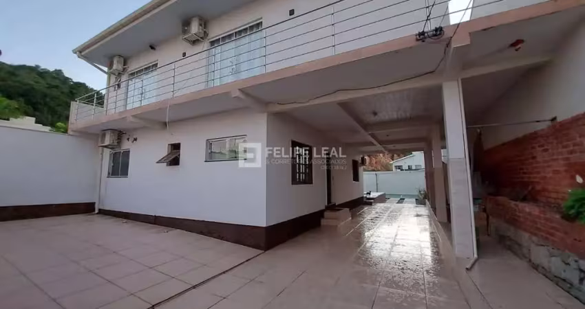 Casa  de 04 dormitórios sendo 02 suítes com amplo terreno  -  são josé