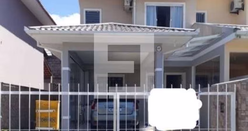 Sobrado em Serraria - São José, SC