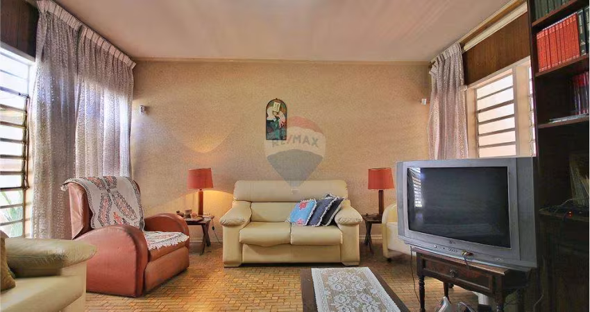 RE/MAX Vende Casa 3 quartos, sendo 01 suíte, sala 2 ambientes, copa, cozinha, jardim de inverno, 4 vagas, bairro Botafogo - Campinas / SP