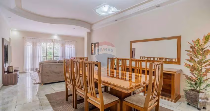Casa Comercial ou Residencial: 295 m² de área útil, com 4 quartos (sendo 3 suítes), 4 banheiros e 5 vagas, em frente à Lagoa do Taquaral, em Campinas.
