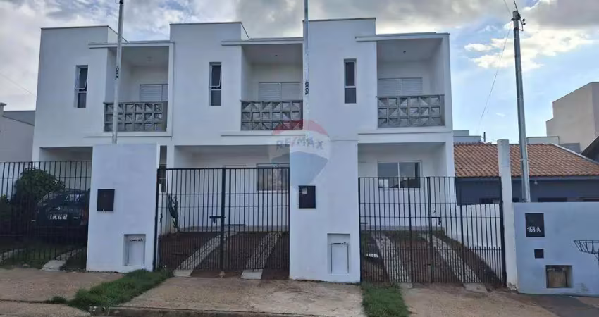 RE/MAX VENDE  Casa Sobrado Geminado 2 suites varanda 86 m2, Bairro Villaggio Monte Sião - MG. 330 mil.