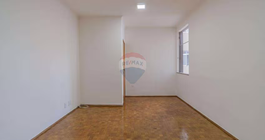 REMAX VENDE apartamento 2 quartos, 2 banheiros, 1 vaga coberta, sala 2 ambientes, 3º andar - Botafogo