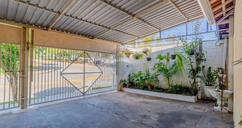 RE/MAX VENDE  CASA NO  RESIDENCIAL SAO JOSÉ  - 3 quartos, sendo 1 suíte, 2 banheiros no total.