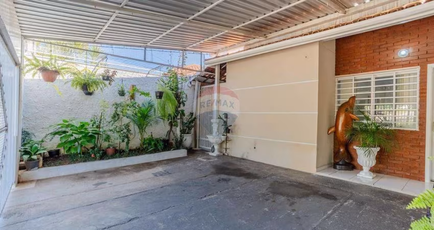 RE/MAX Vende Casa no  Residencial Campina Verde  - 3 quartos, sendo 1 suíte, 2 banheiros no total.