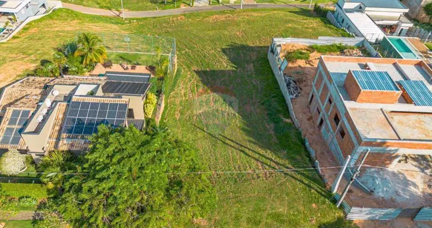 Re/max vende - terreno 810m2 com declive e vista permanente no condomínio terras de santa teresa - itupeva