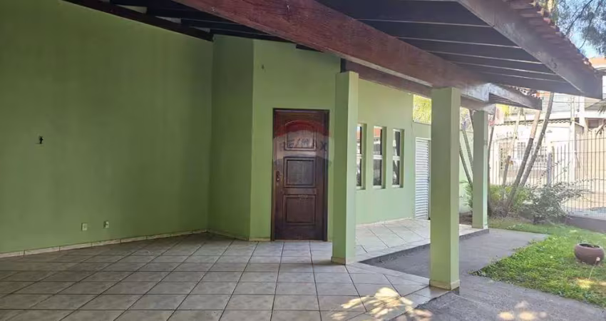 RE/MAX ALUGA Casa térrea com 3 quartos, sendo 1 suíte por R$2.700,00 + taxas