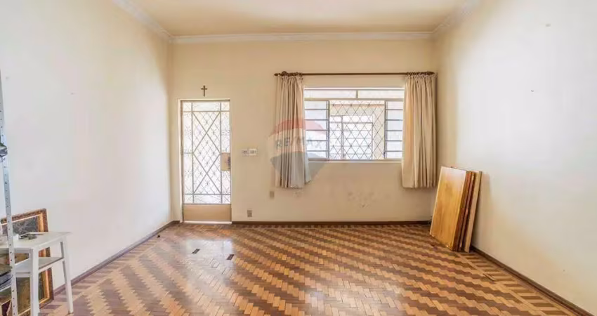 Re/max vende casa comercial no bosque, com 2 salas, 3 quartos, 1 suíte, 3 vagas, quintal com churrasqueira e edícula