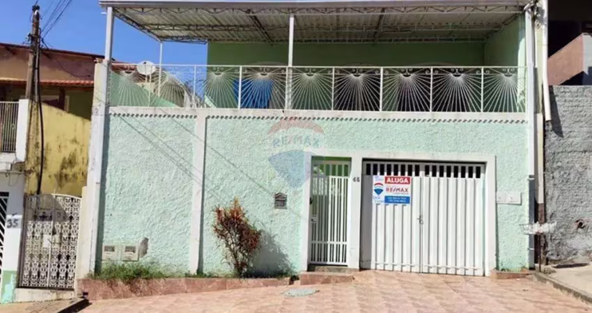 Re/max aluga casa de fundo r$ 1.650 , sala, cozinha, 2 dormitorios sendo 1 suíte, jd bom sucesso campinas