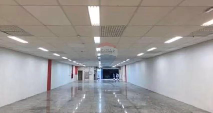 Ponto comercial para locaçao, com 300 m² de vão livre, pavimento térreo com vão livre com 4 banheiros, copa e vestiários. no centro de campinas