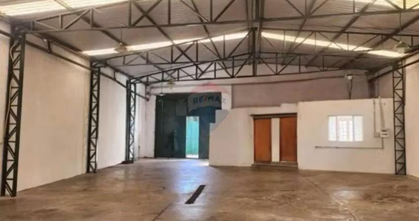 Remax aluga barracão/galpão comercial, 380 m² de área coberta, amplo vão livre, escritório, lavabo, 3 vagas de garagem, na entrada de sousas.em sousas