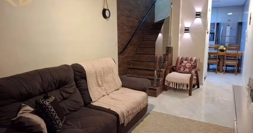 Casa em condomínio, 2 dormitórios, quintal privativo, 65m, caiçara.