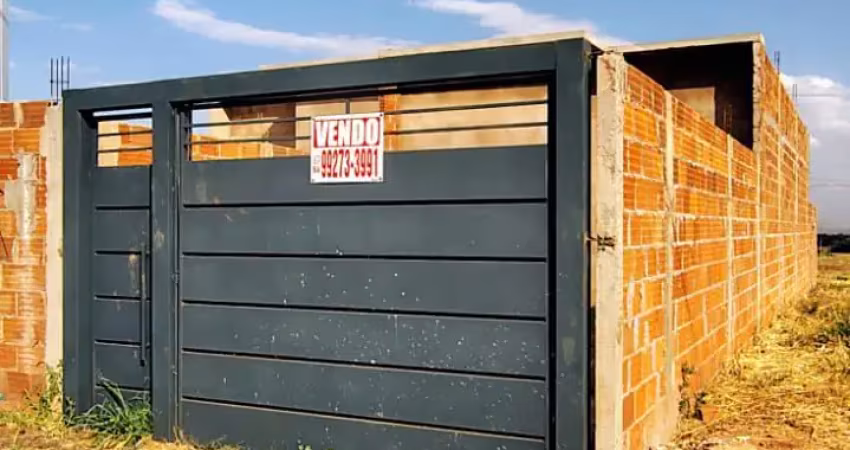 Casa a venda em fase final de construção, conta com uma localização privilegiada no bairro