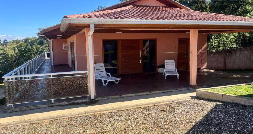 Maravilhosa Casa em Campo Magro,  São duas casas construídas em um amplo terreno, com 5.246,00 m²