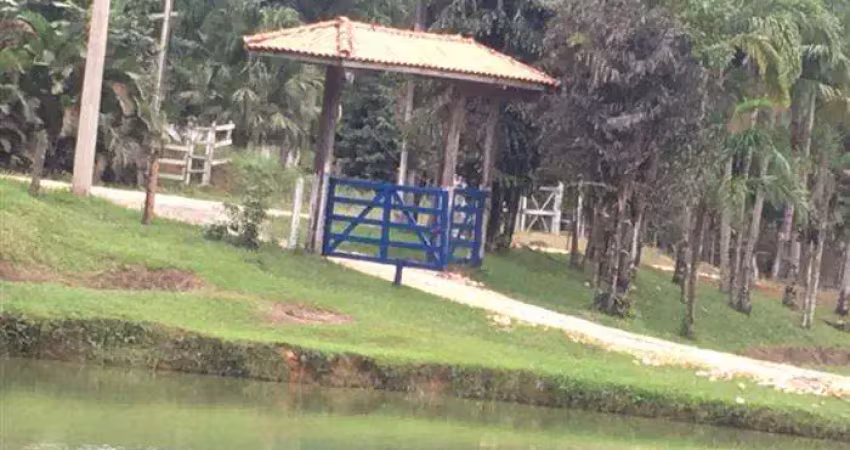 Casa comercial à venda na Município de Juquiá,  as margens da BR 116., Zona Rural, Juquiá