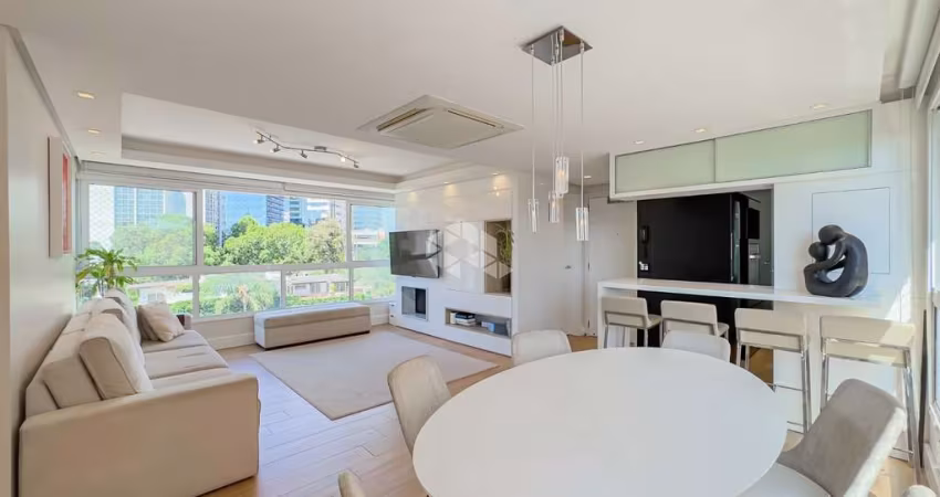 Apartamento semimobiliado 3 dormitórios com Suite no bairro Petropolis