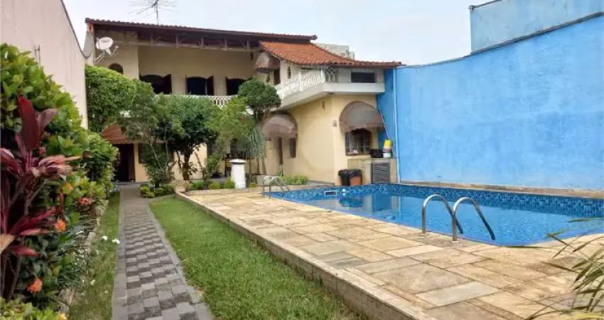 CASA À VENDA | 500 M² DE TERRENO | 3 DORMITÓRIOS (2 SUÍTES) | 6 VAGAS NA VILA GALVÃO!