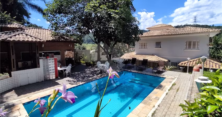 Casa à Venda Condomínio Fechado 280m²| 3 Suítes| 4 Vagas| Área Gourmet com Piscina na Serra da Cantareira