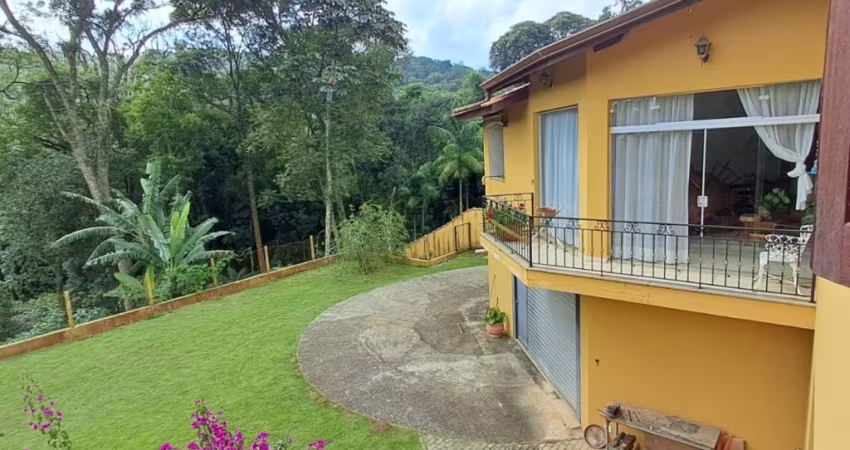 Casa de Condomínio à Venda | 1350 m² total | 4 Suítes | 6 Vagas na Serra da Cantereira