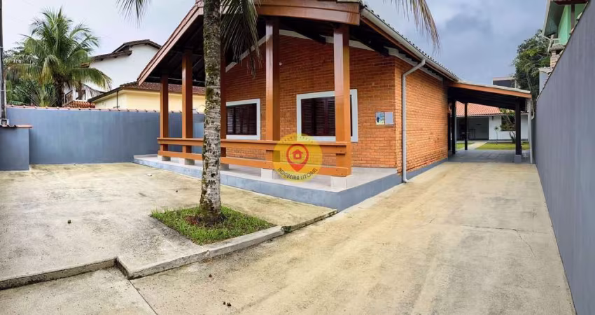 Casa em Condomínio com Edícula, Churrasqueira e Amplo Terreno de 402m²