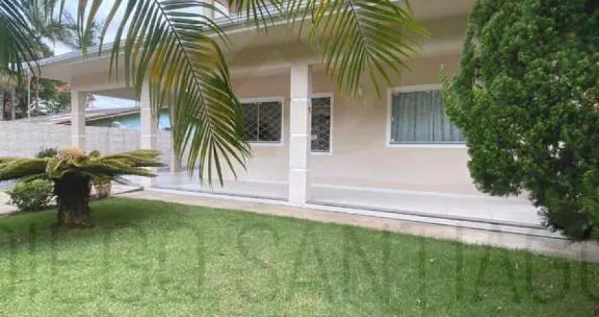Casa de à Venda em Garopaba-SC na Praia do Siriú: 5 Quartos, 3 Suítes, 4 Salas, 5 Banheiros, 6 Vagas, 203m²!