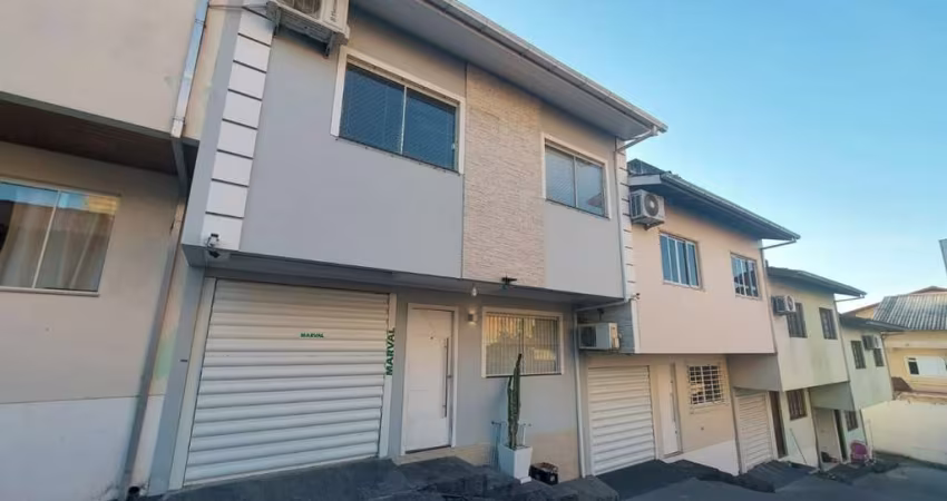 Casa com 3 quartos à venda na Rua Dona Carola, 586, Serraria, São José