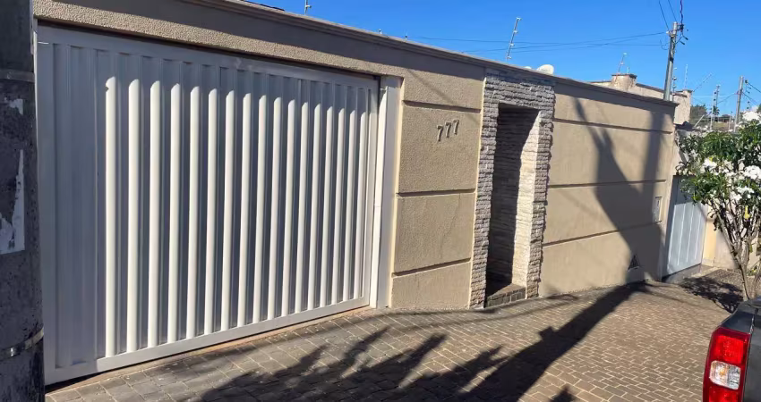 Casa com 3 quartos para alugar na Avenida Estela Saraiva de Peano, 777, Jardim Patrícia, Uberlândia