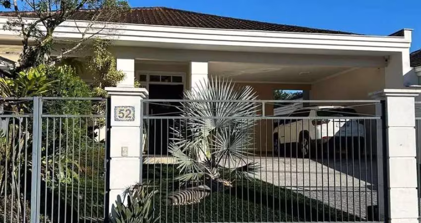 Casa térrea de alto padrão com ambientes amplos e integrados, pronta para morar!