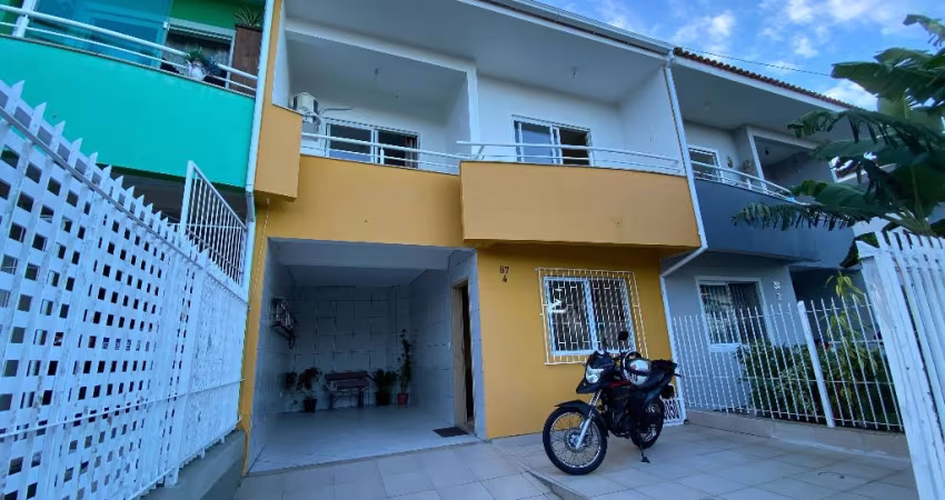 Sobrado com 3 dormitórios 1 suíte em Ipiranga São José SC