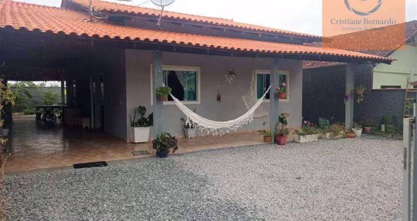 À VENDA!! CASA NA PRAIA COM QUINTAL E  04 QUARTOS!