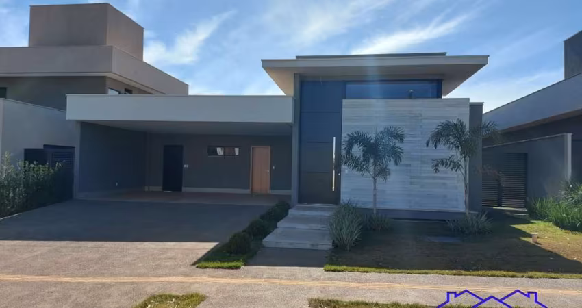 Imóvel de luxo no Residencial Goiânia Golf Clube: Casa térrea com piscina e churrasqueira, 4 suítes e 253m² de área.