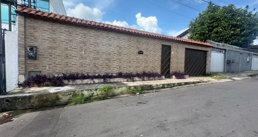 Casa térrea com 3 quartos sendo 1 suítes no conjunto manauense