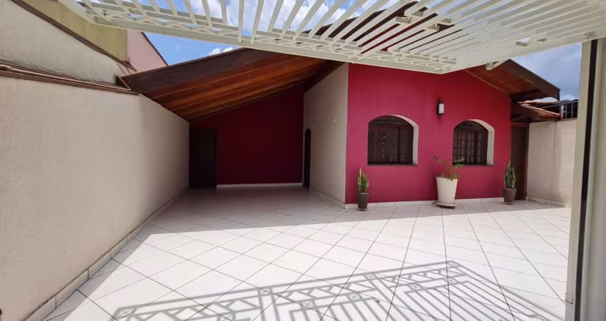 CASA COM 160M² DE ÁREA CONSTRUÍDA COM 3 DORMITÓRIOS, SENDO 2 SUÍTES, NA VILA CRISTO EM JUNDIAÍ - SP