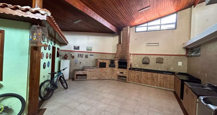 CASA COM 260 M² DE ÁREA CONSTRUÍDA E 3 DORMITÓRIOS E EDÍCULA NO JARDIM MORUMBI EM JUNDIAÍ - SP
