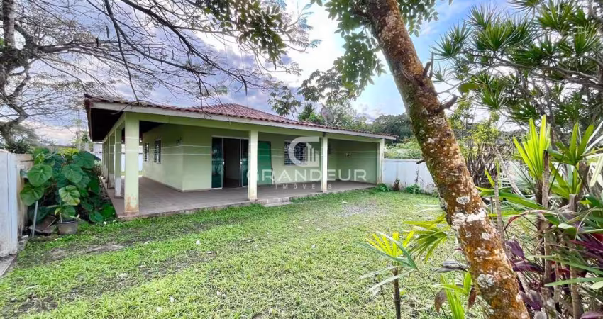 Casa de Esquina com 3 Quartos, Edícula e Amplo Quintal em Região Valorizada