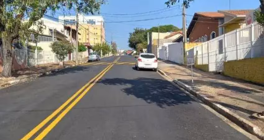 Casa 3 dormit, sendo 1 suíte com 3 vagas. sala e cozinha grandes e quintal. ótima localização em valinhos.