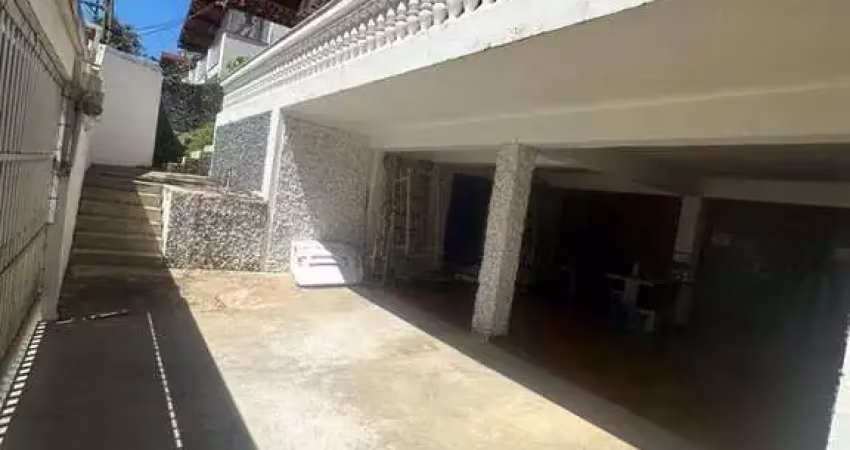 Casa comercial ou residencial em ótima localização no centro de vinhedo at:480m2, ac: 289,5m2. espaços amplos, vagas de garagem e fácil acesso.