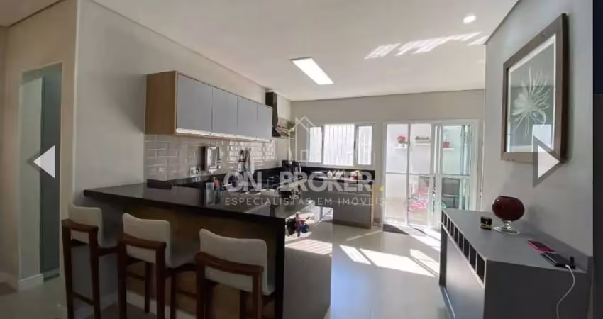 Sobrado em vinhedo com 3 dorm. sendo 1 suíte, ar condic., 3 vagas, ambientes integrados, porcelanato, quintal, jardim, próximo ao centro de vinhedo.