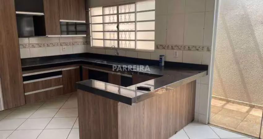 Residencia jd. jussara com armarios, ar condicionado, area de lazer