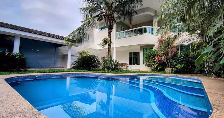 Casa Triplex de Alto Padrão, 638m², 5 suítes, Piscina e Sauna, em condomínio na Praia do Pontal/Recreio