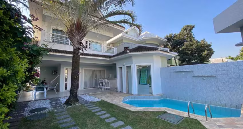 Casa em condomínio com lazer, segurança 24hs, 5 suítes, piscina, espaço gourmet e sauna, em frente ao recreio shopping.